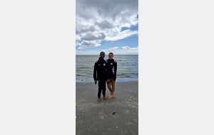 Anaïs à gauche et Julie à droite , plage d'Asaa
